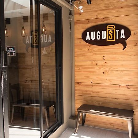 Augusta Hostel Bangkok Bagian luar foto
