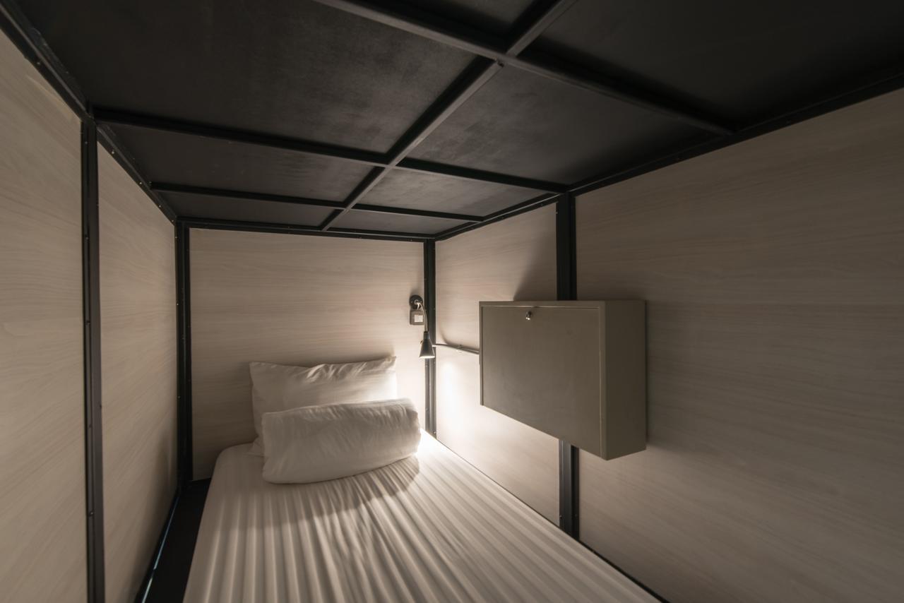 Augusta Hostel Bangkok Bagian luar foto