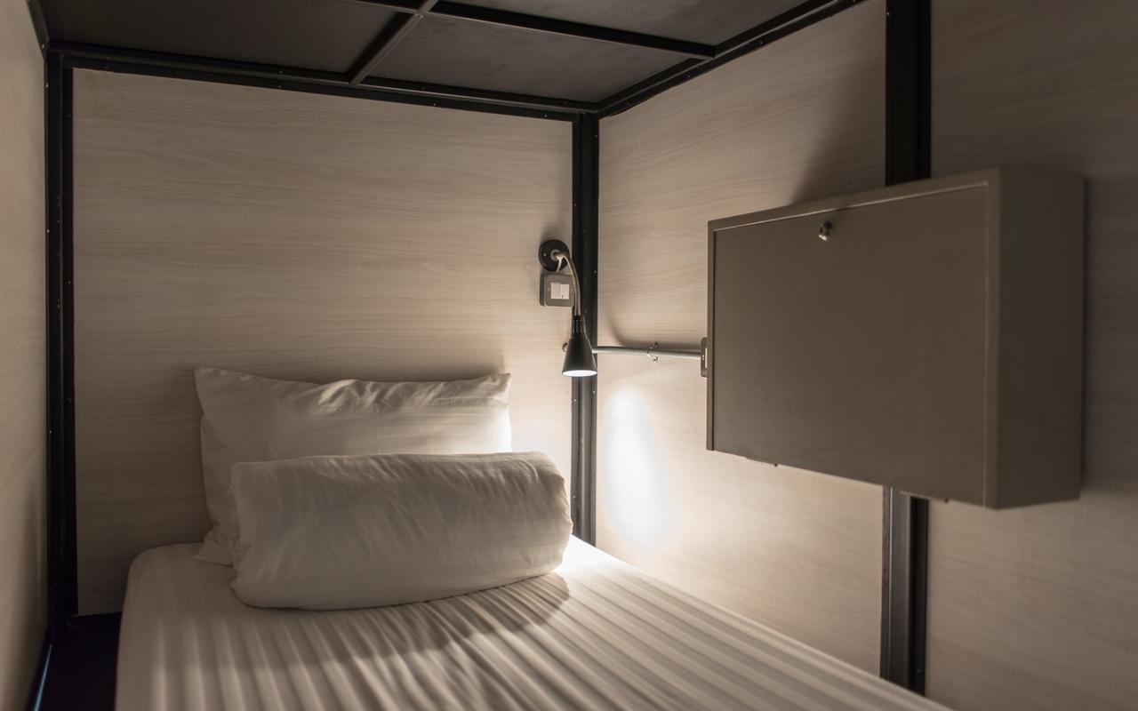 Augusta Hostel Bangkok Bagian luar foto
