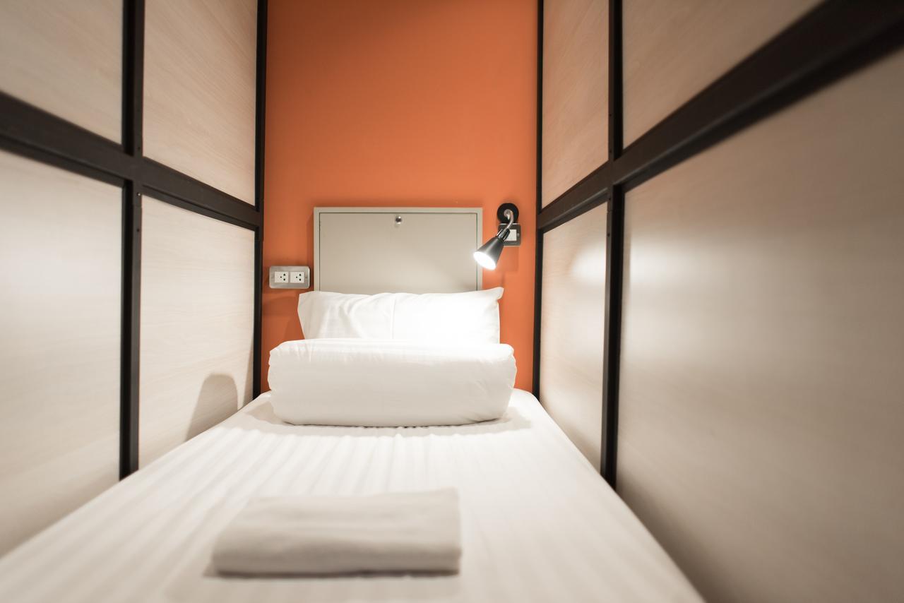 Augusta Hostel Bangkok Bagian luar foto