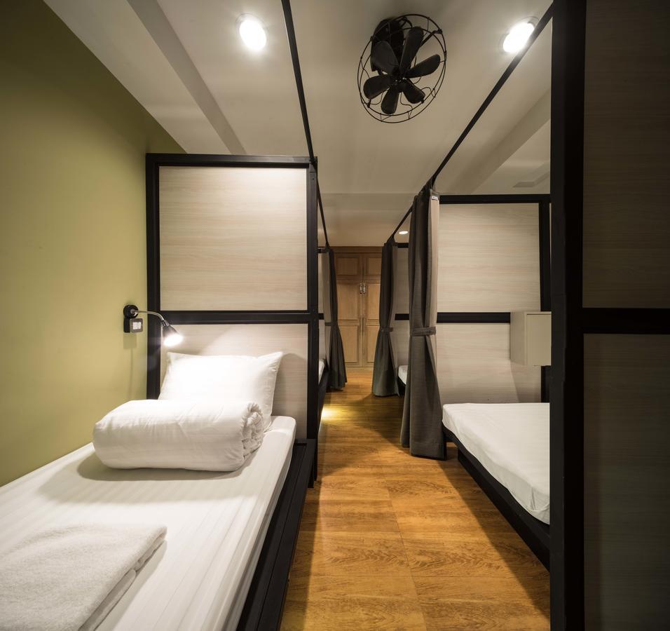 Augusta Hostel Bangkok Bagian luar foto