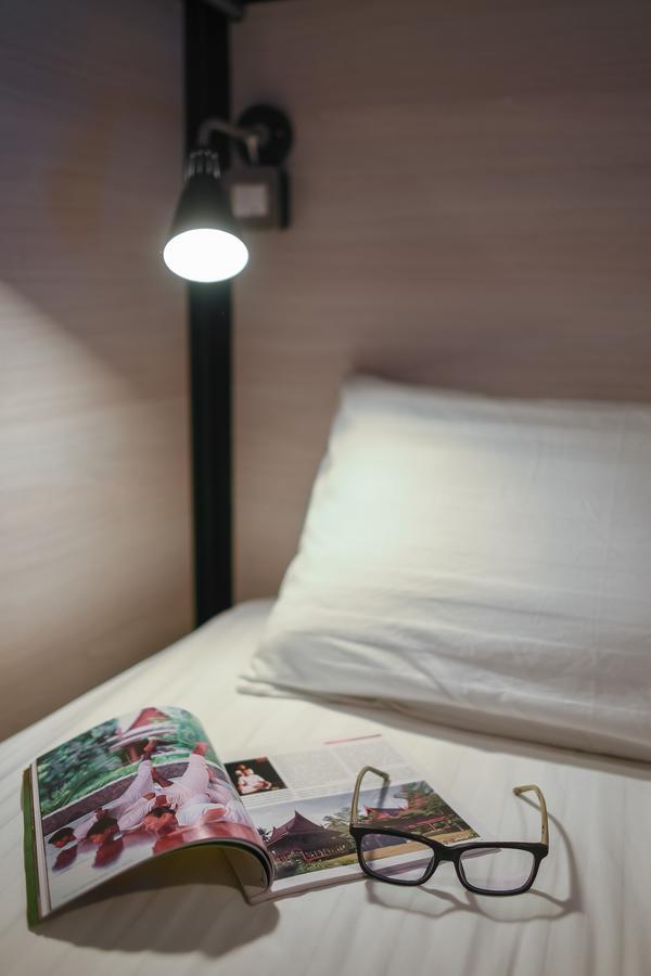 Augusta Hostel Bangkok Bagian luar foto