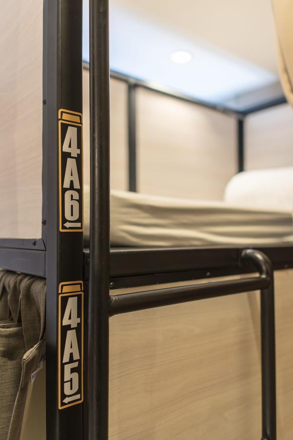 Augusta Hostel Bangkok Bagian luar foto