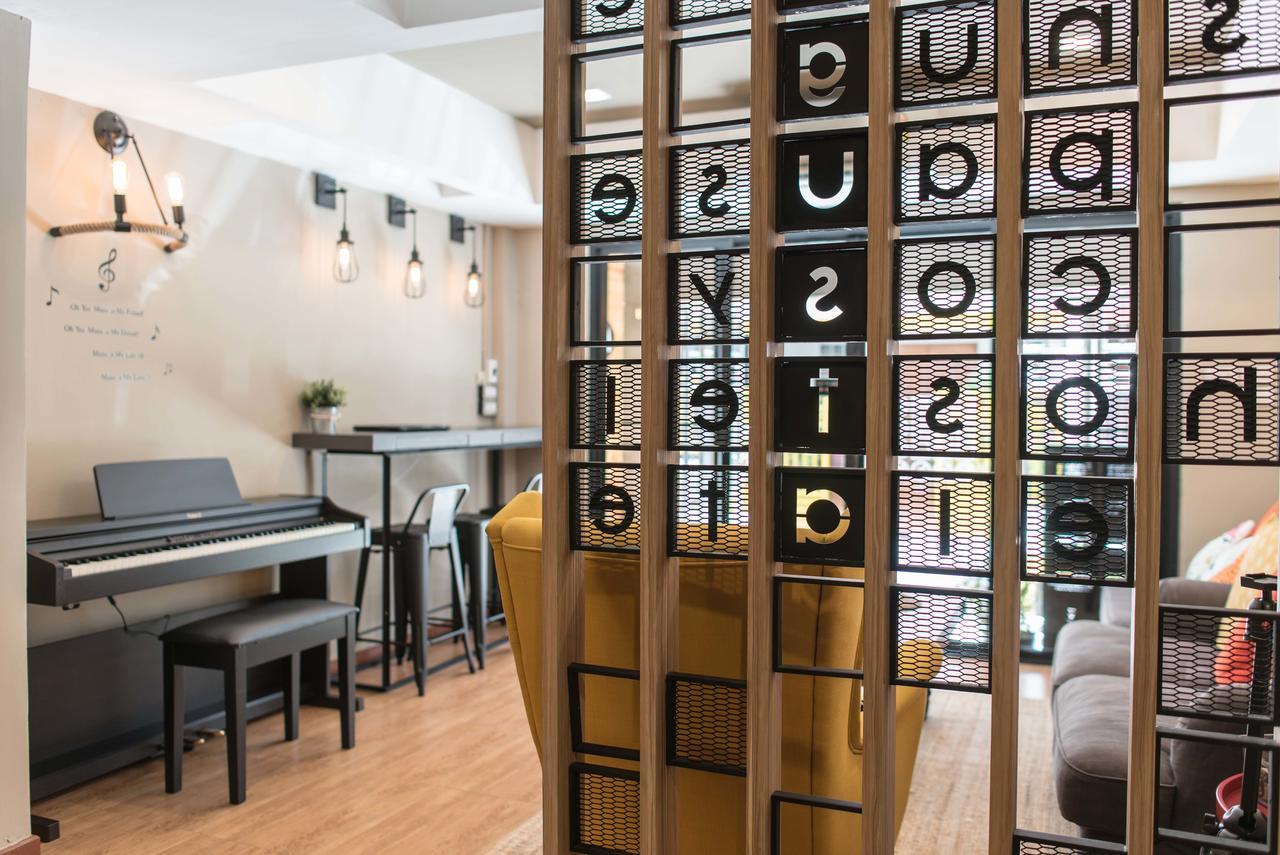 Augusta Hostel Bangkok Bagian luar foto
