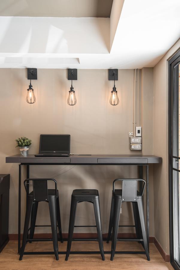 Augusta Hostel Bangkok Bagian luar foto