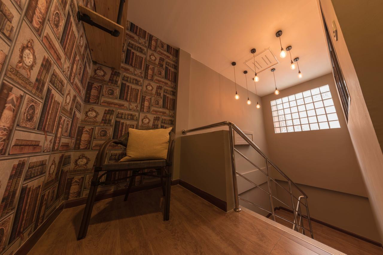 Augusta Hostel Bangkok Bagian luar foto