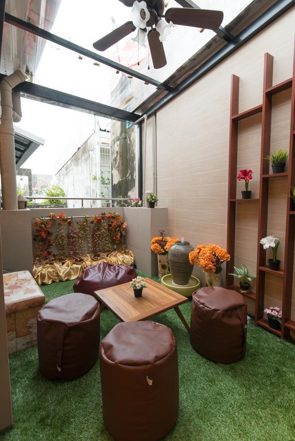 Augusta Hostel Bangkok Bagian luar foto