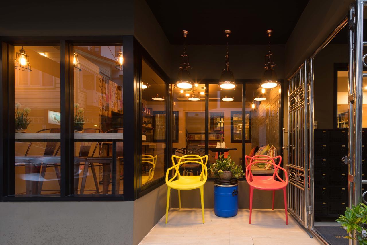 Augusta Hostel Bangkok Bagian luar foto