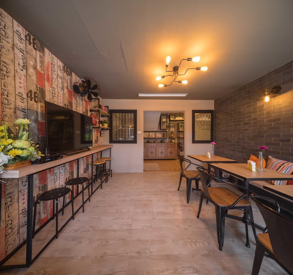 Augusta Hostel Bangkok Bagian luar foto