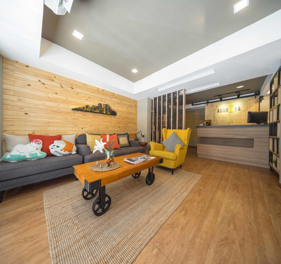 Augusta Hostel Bangkok Bagian luar foto