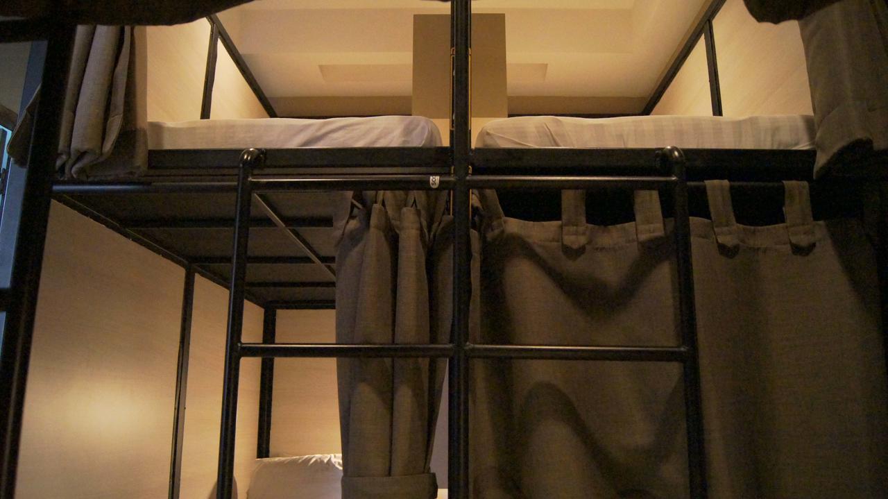 Augusta Hostel Bangkok Bagian luar foto