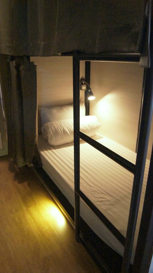 Augusta Hostel Bangkok Bagian luar foto
