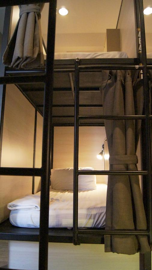 Augusta Hostel Bangkok Bagian luar foto