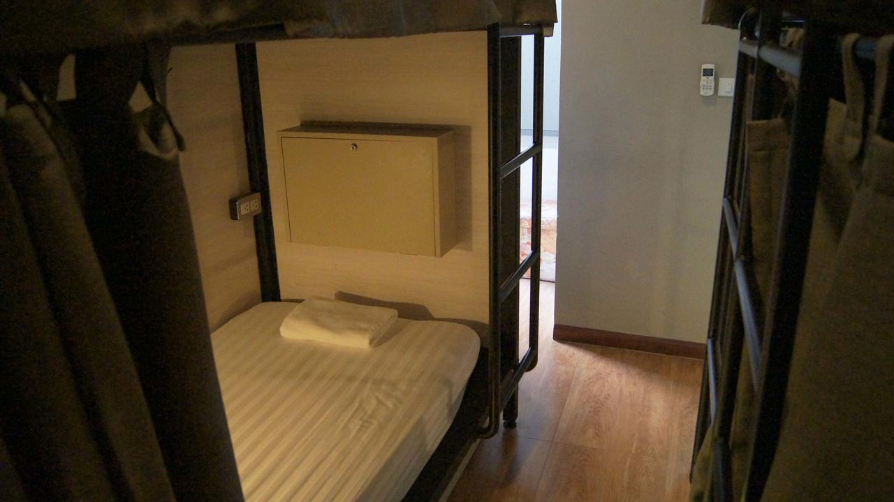 Augusta Hostel Bangkok Bagian luar foto