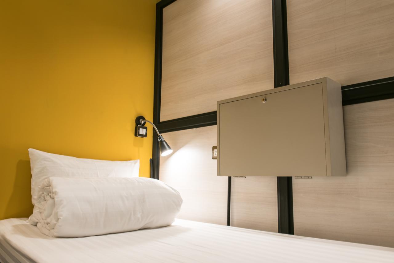 Augusta Hostel Bangkok Bagian luar foto