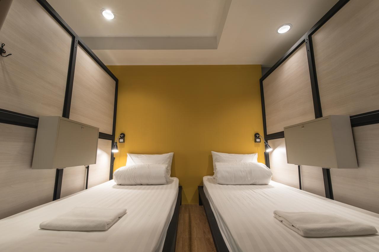 Augusta Hostel Bangkok Bagian luar foto