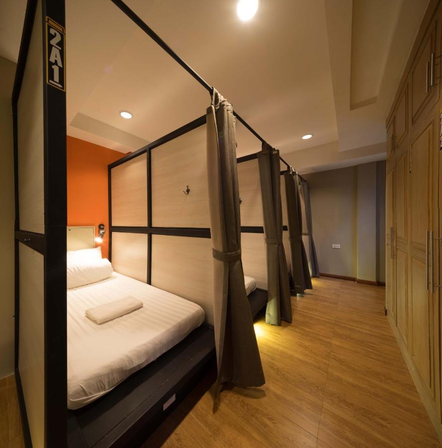 Augusta Hostel Bangkok Bagian luar foto
