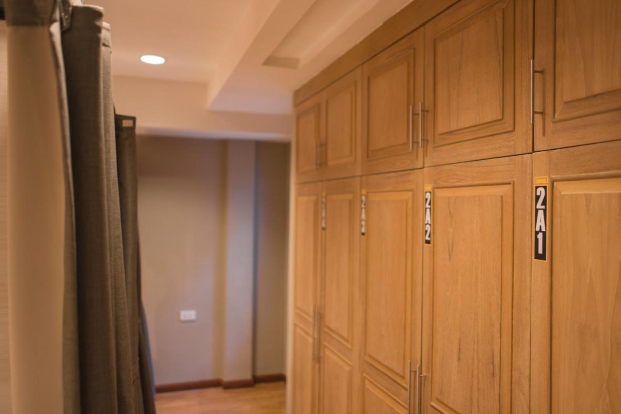 Augusta Hostel Bangkok Bagian luar foto