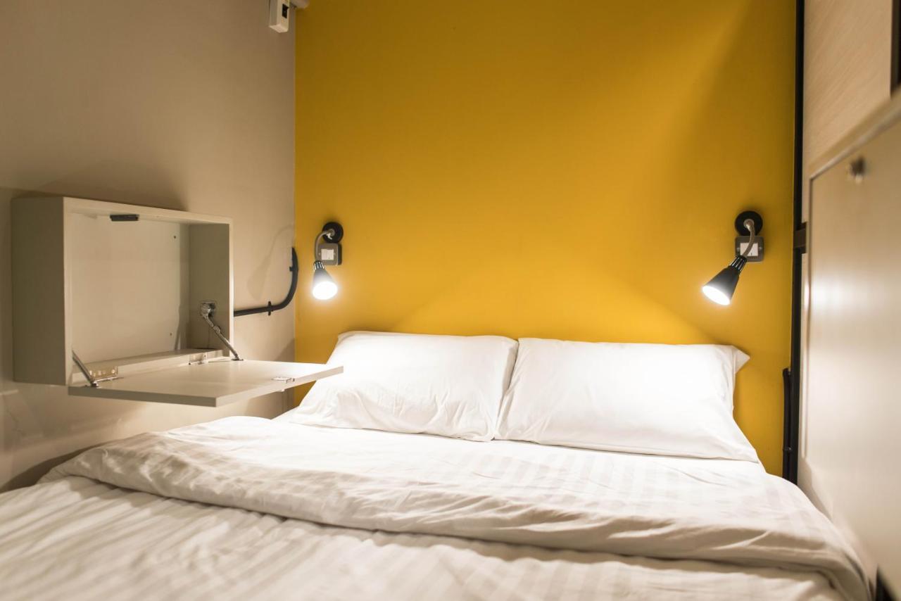 Augusta Hostel Bangkok Bagian luar foto