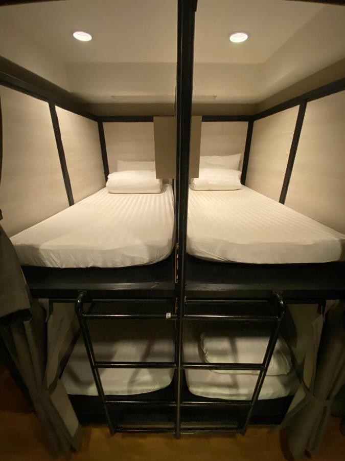 Augusta Hostel Bangkok Bagian luar foto