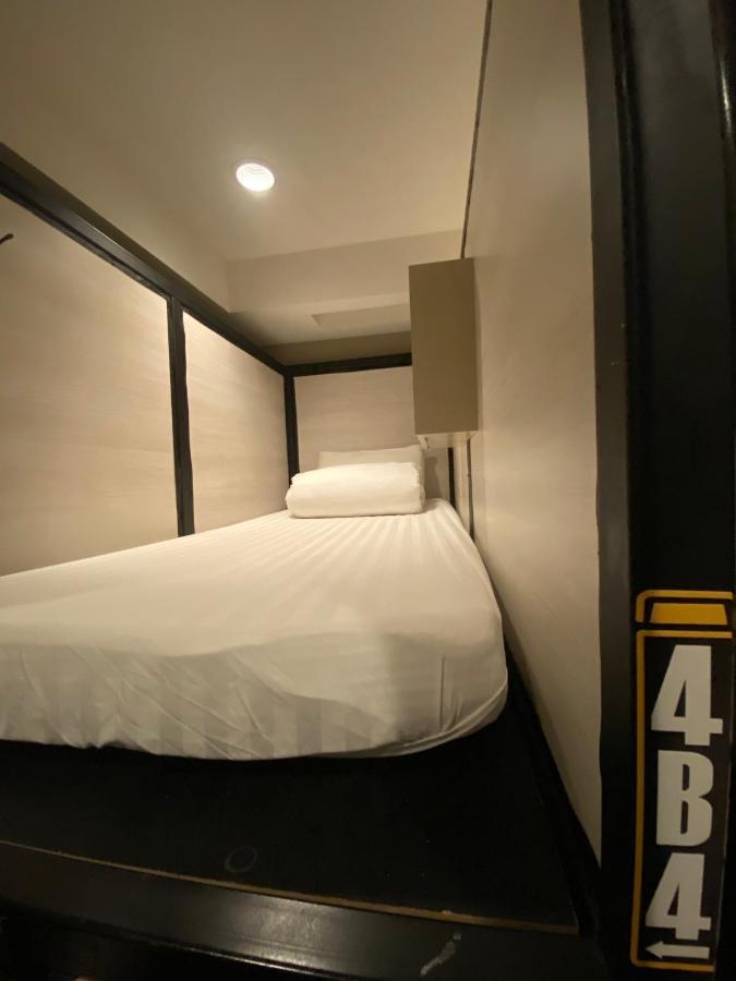 Augusta Hostel Bangkok Bagian luar foto