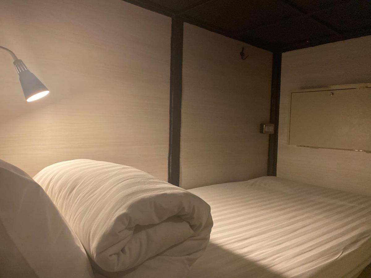 Augusta Hostel Bangkok Bagian luar foto