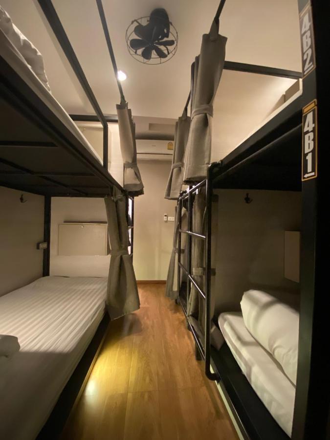 Augusta Hostel Bangkok Bagian luar foto